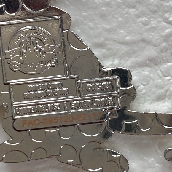 Disney Pin & Patch - Picture 2 of 6